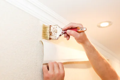Pose de papier peint à Juvignac — revêtements muraux et toiles de verre